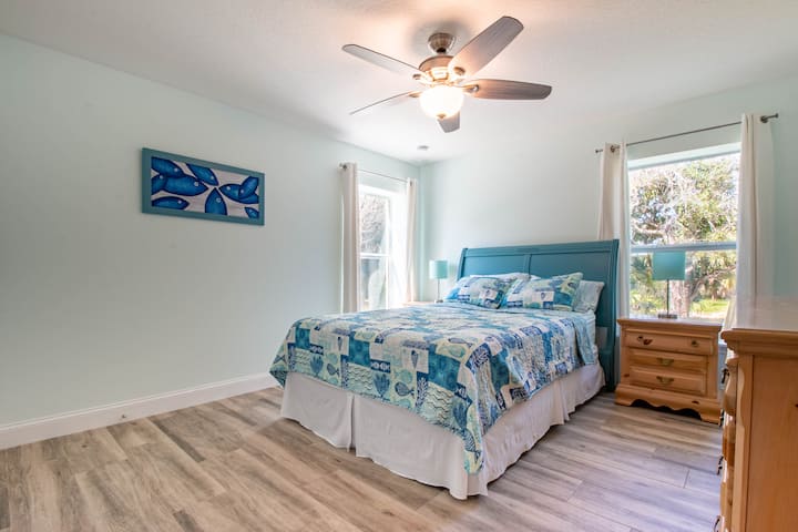 Спалня 5 разполага с двойно легло и е на първо ниво. Самостоятелна баня