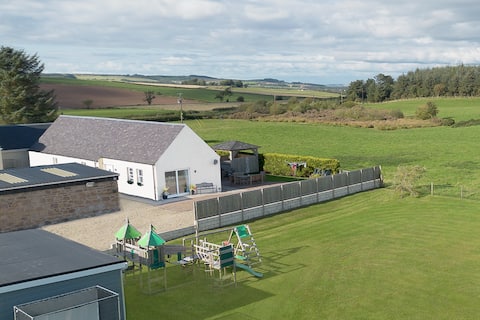 Detached Home with Hot Tub ideal golfing location