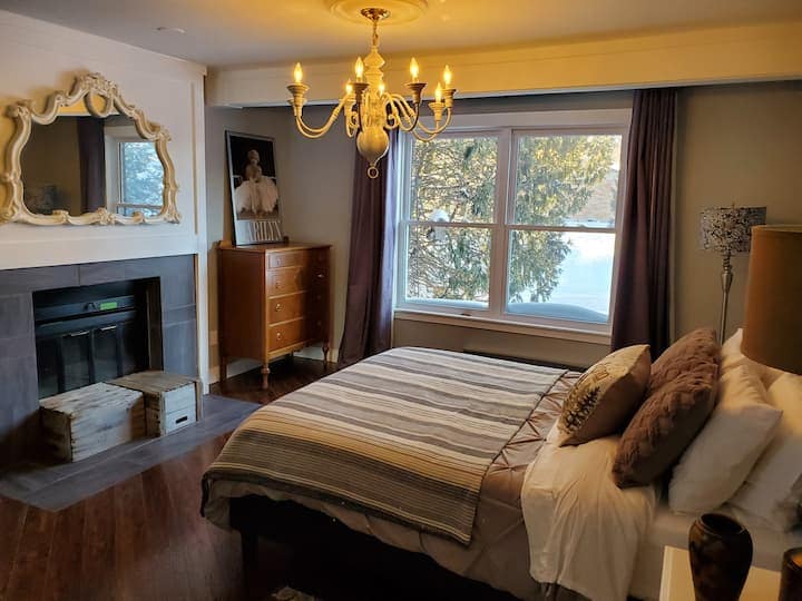 ห้องนอนใหญ่พร้อมที่นอนควีนไซส์ ENDY