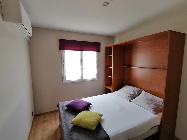 Dhomë A/C me grila dhe grila.
Krevati është bërë në mbërritje. 
Gardërobë me gardërobë, depo dhe sirtarë. 
Varëse. 
Ofrohen peshqirë. 

