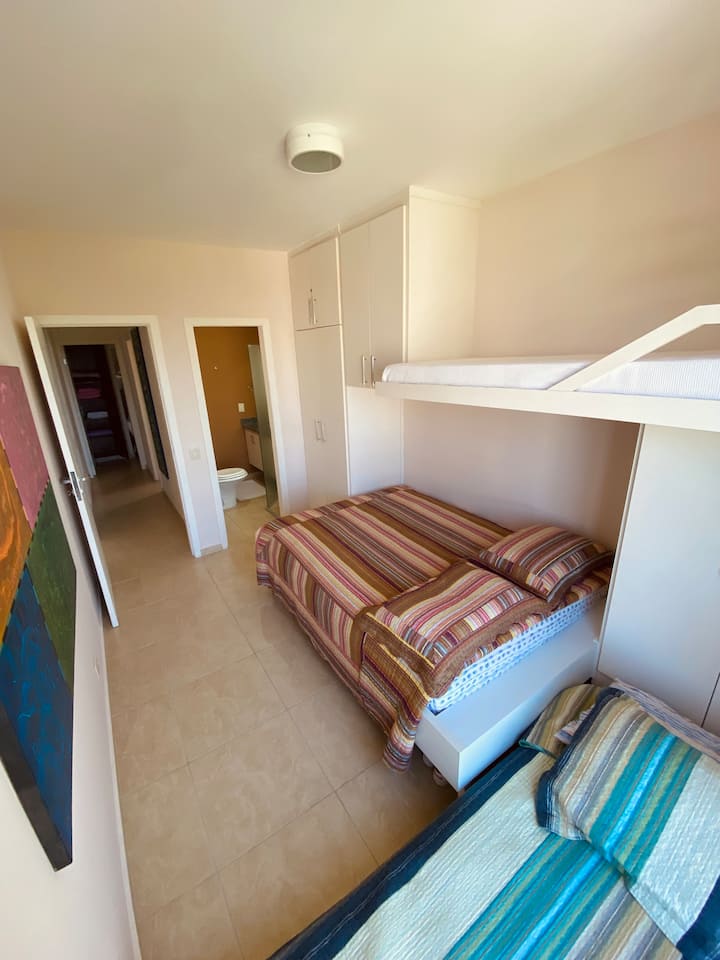 Suite con cama de matrimonio, 3 camas individuales y aire acondicionado (foto 2)
