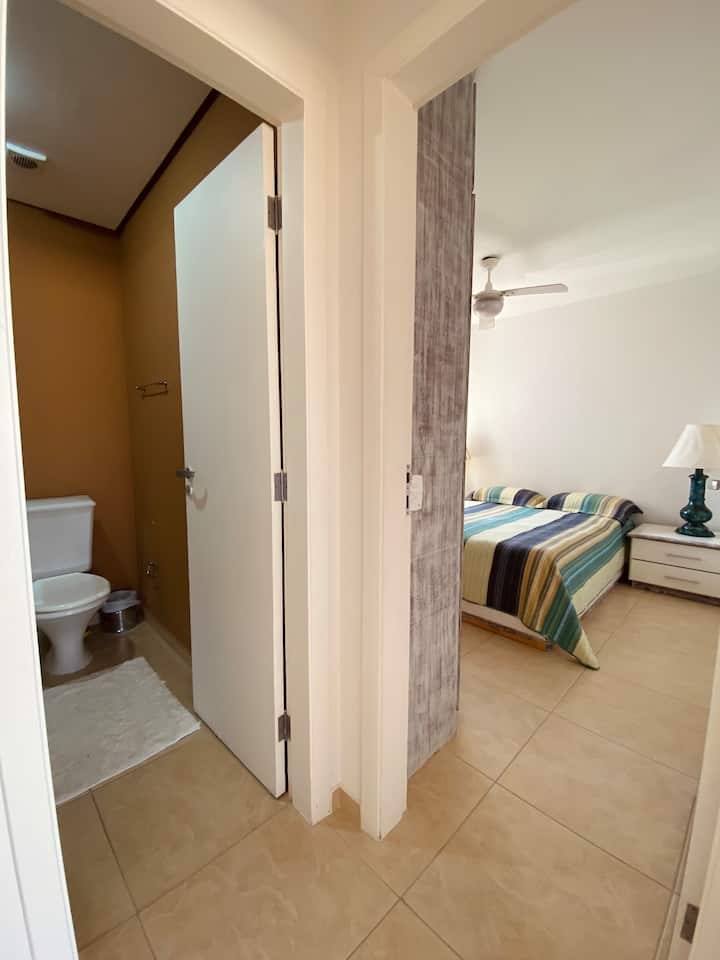 Baño y dormitorio en el segundo piso (puerta adjunta que convierte la habitación en un baño privado)