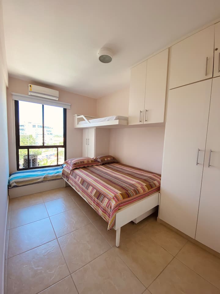 Habitación con cama de matrimonio, 3 camas individuales y aire acondicionado.