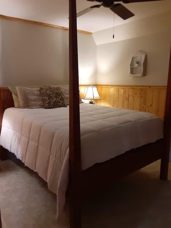 Მთავარი საძინებელი, საწოლი 152 × 203 სმ