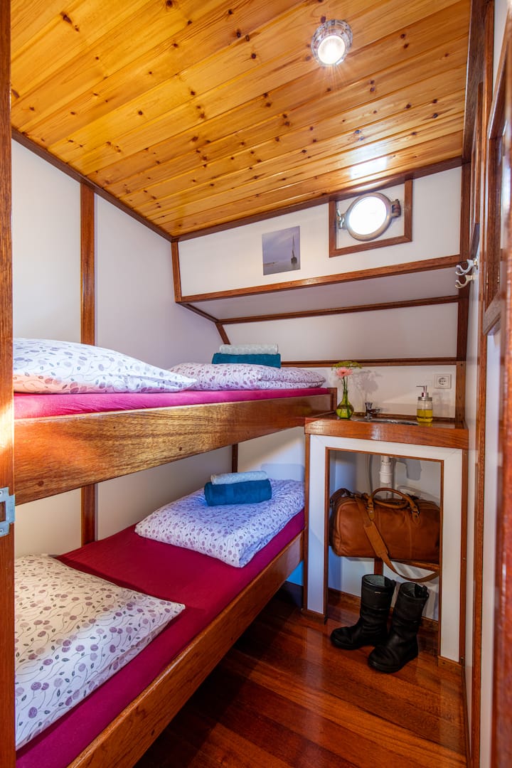 Een twee persoons hut. De bedden zijn breed en lang. Er is stromend water in de hut.