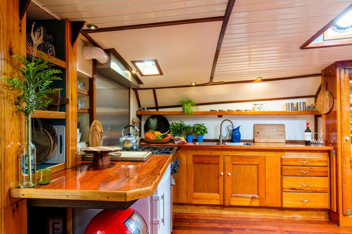 Cosy & Comfortable sailing boat for your own! gallery image 4