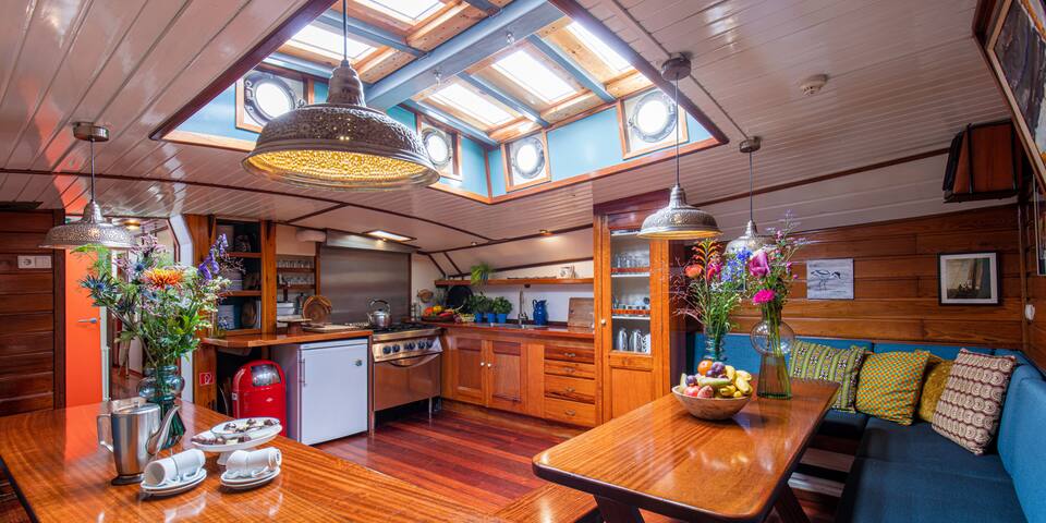 Cosy & Comfortable sailing boat for your own! gallery image 2