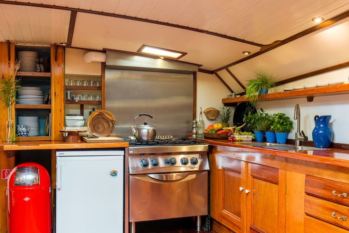 Cosy & Comfortable sailing boat for your own! gallery image 3