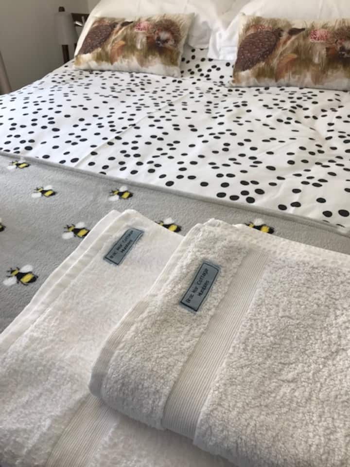 ห้องผึ้ง - เตียงทั้งหมดมีผ้าขนหนูที่เพิ่งซักใหม่ เรายังชอบลายจุดด้วย!