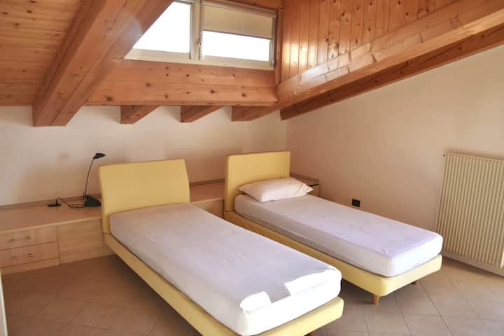 Deuxième chambre spacieuse et lumineuse 