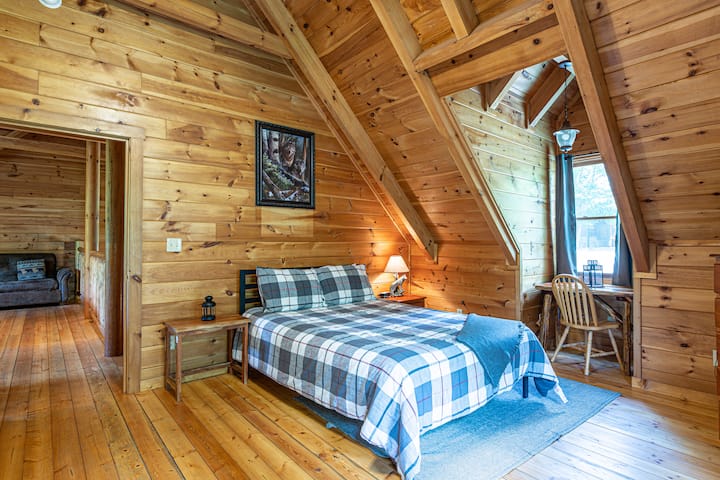 Podkrovie (na najvyššom poschodí), manželská posteľ Queen. Vlastná vírivka a kúpeľňa vľavo.