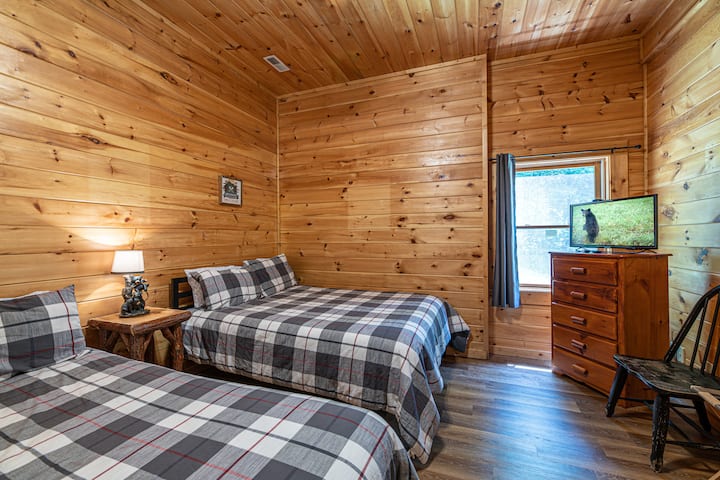 Na prízemí, dve manželské postele Queen