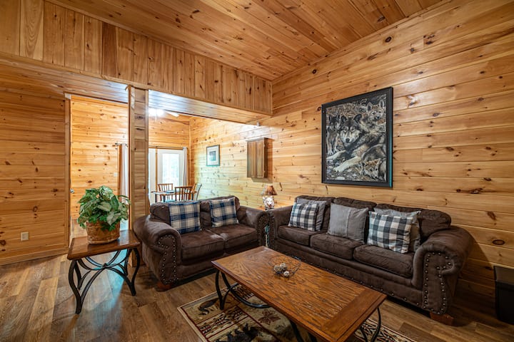 Na prízemí: priestranný, útulný salónik