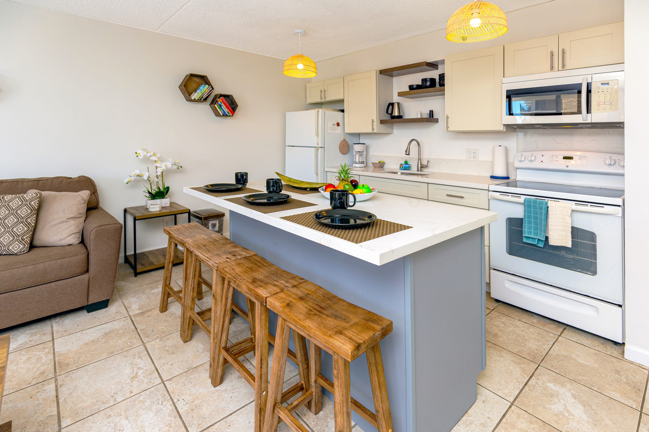 Condo in Honolulu · ★4.84 · 1 bedroom · 3 beds · 1 private bath - Image 6