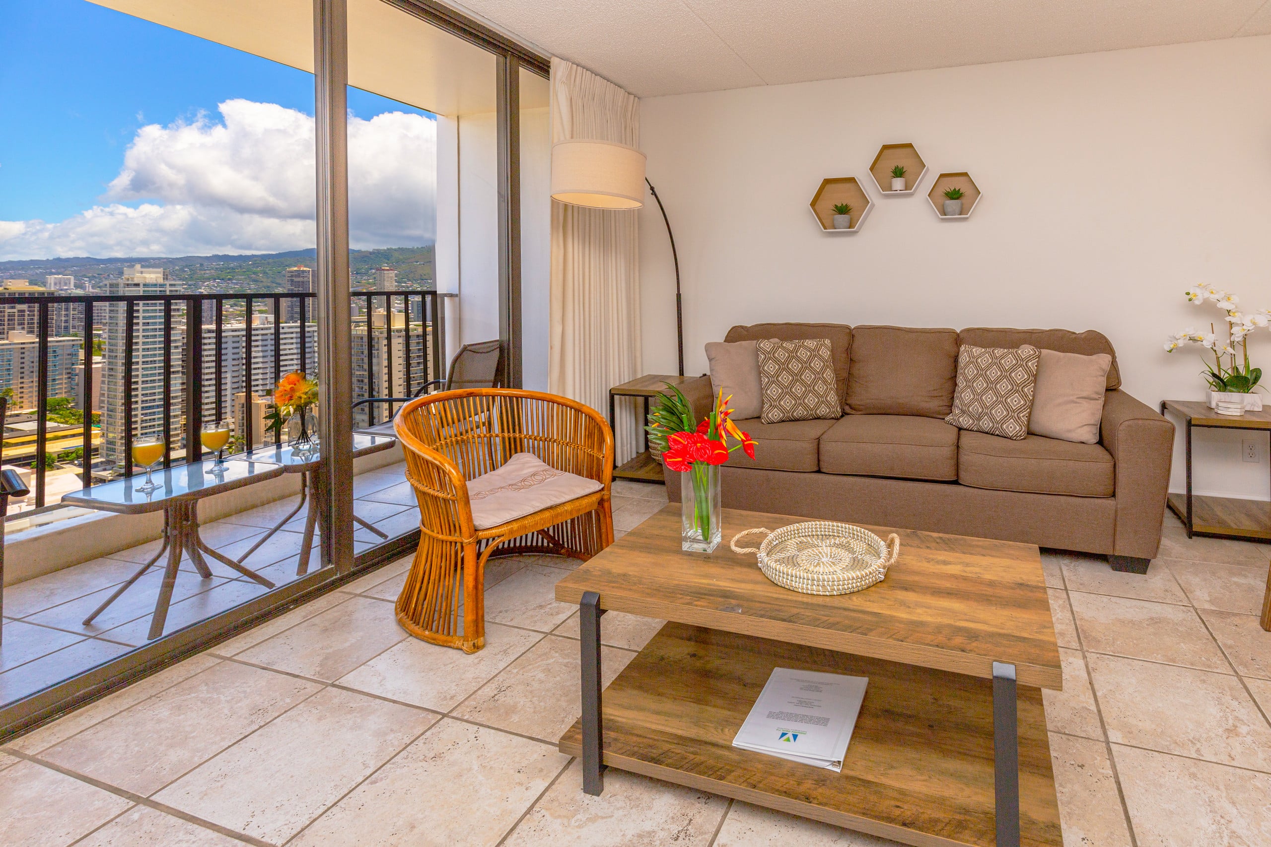 Condo in Honolulu · ★4.84 · 1 bedroom · 3 beds · 1 private bath - Image 3