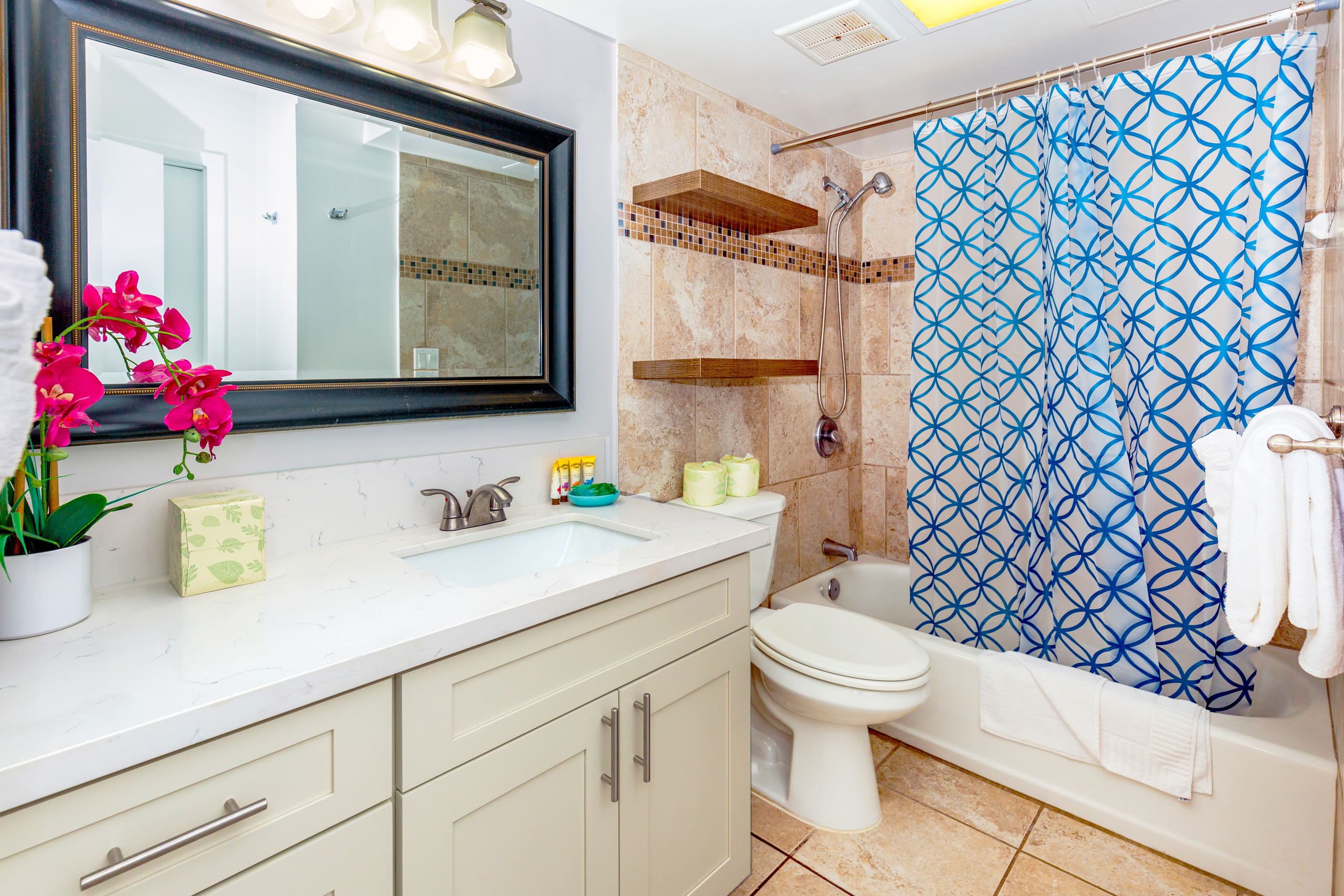 Condo in Honolulu · ★4.84 · 1 bedroom · 3 beds · 1 private bath - Image 14