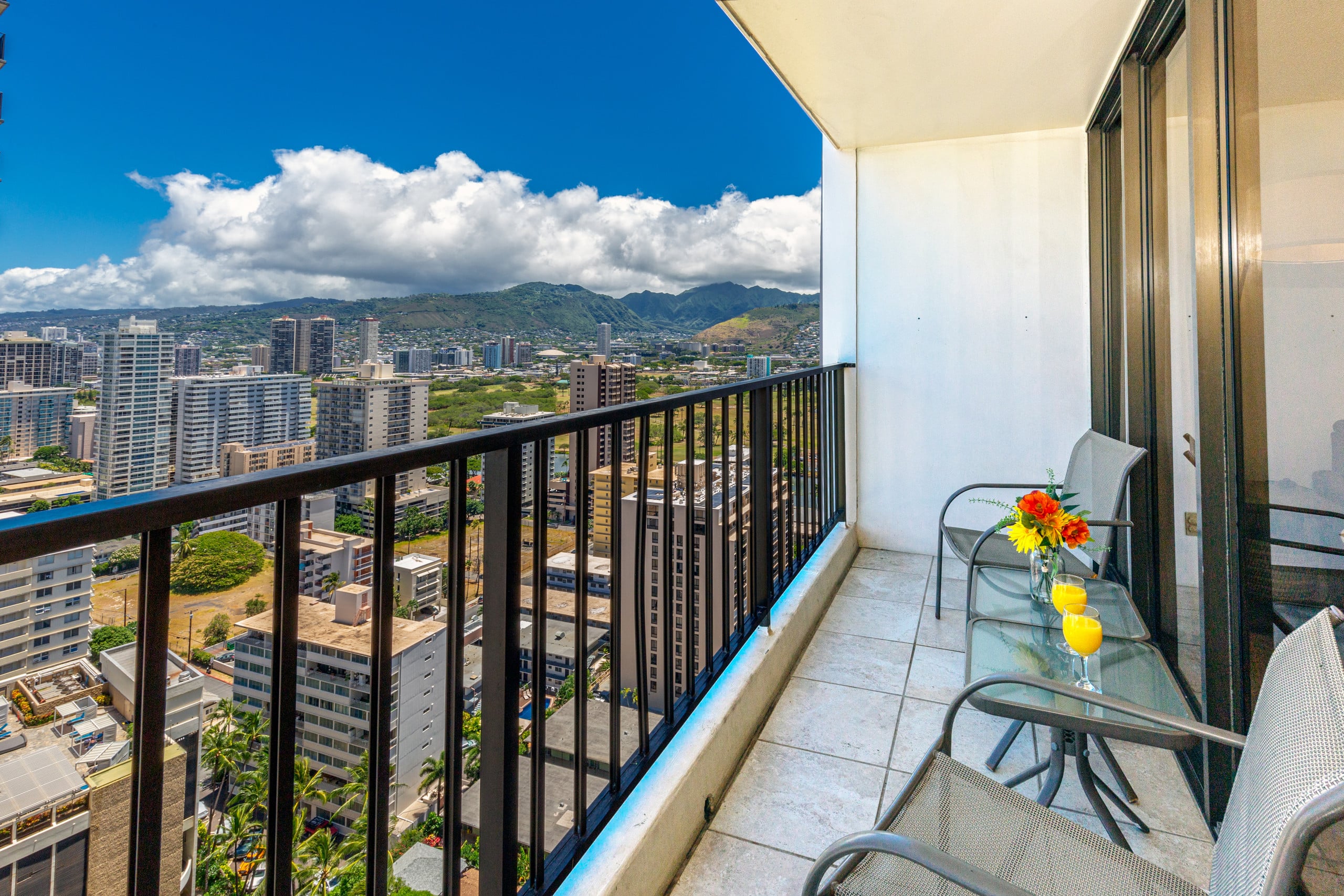 Condo in Honolulu · ★4.84 · 1 bedroom · 3 beds · 1 private bath - Image 16