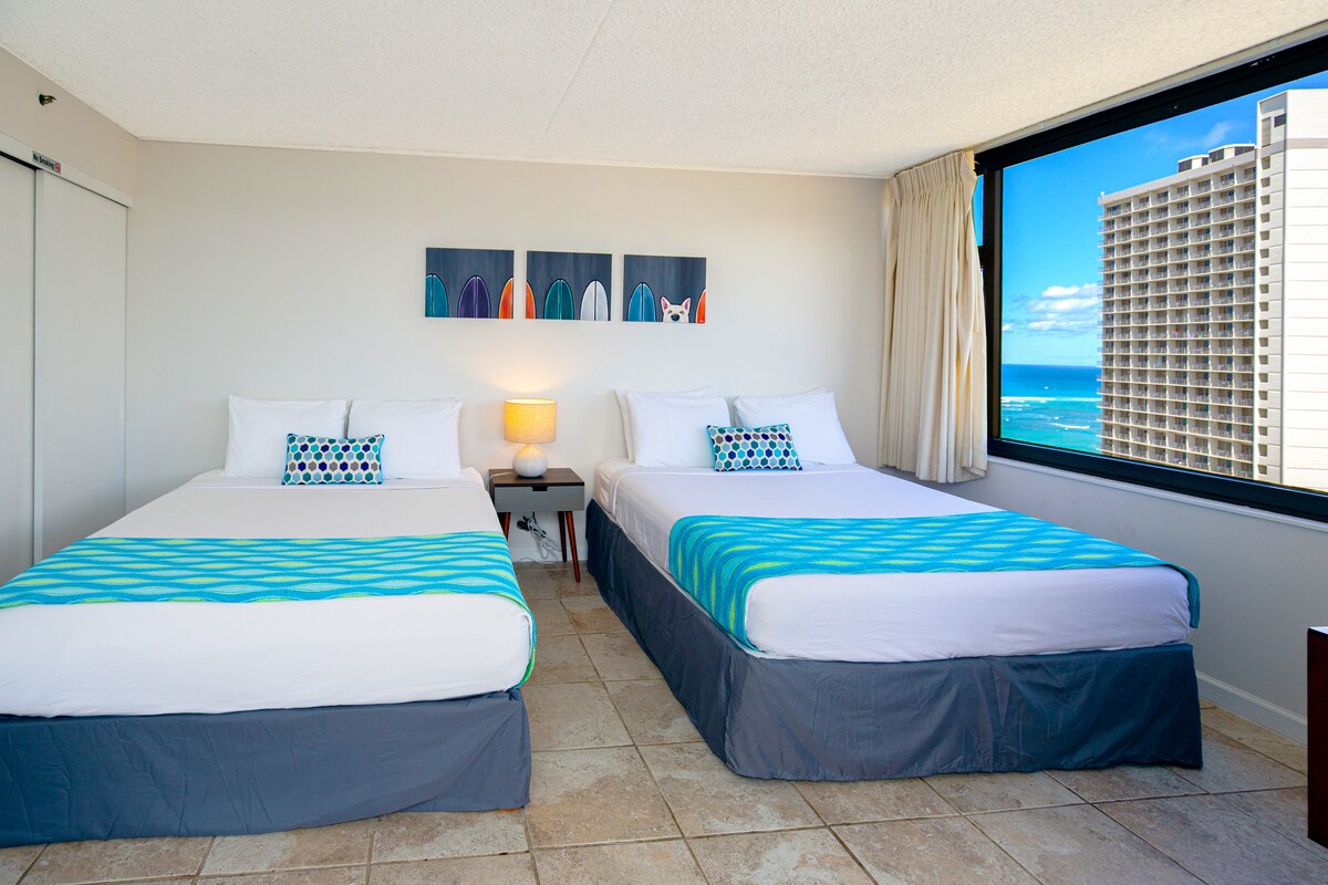 Спалня с 2 двойни легла с красив поглед към океана от прозореца ви!