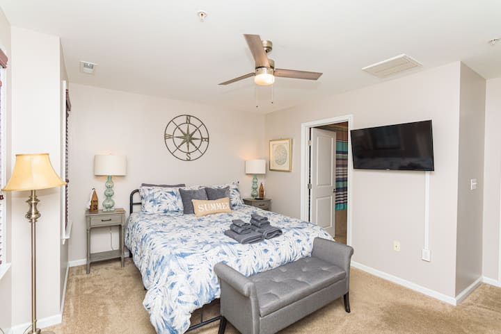 Hlavná spálňa s manželskou posteľou King a inteligentným televízorom Samsung. Má tiež pripojenú kúpeľňu s dvojitým umývadlom a súkromnou terasou.