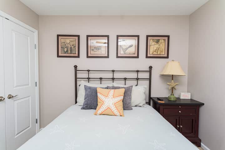 2 z 3 spální na najvyššej úrovni s manželskou posteľou a 40-palcovým inteligentným televízorom Samsung.