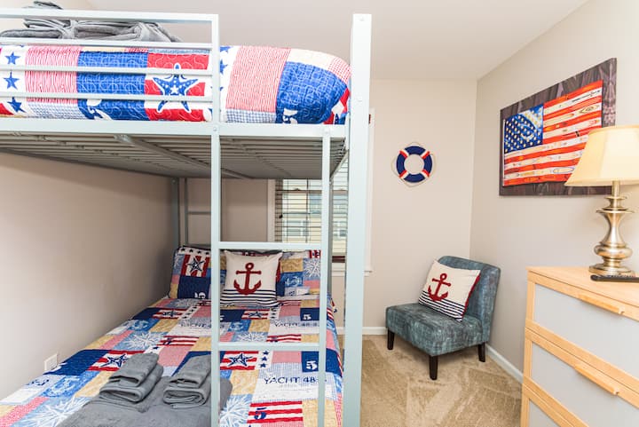 3 z 3 spální na najvyššej úrovni s poschodovými posteľami a 40-palcovým inteligentným televízorom Samsung.