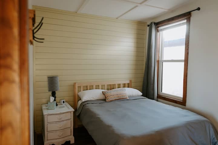 Bedroom 3 | Queen Bed