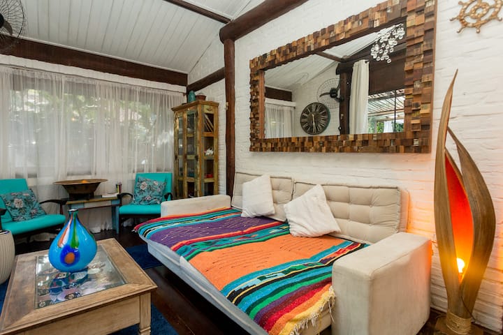 Obývačka s integrovanou kuchyňou