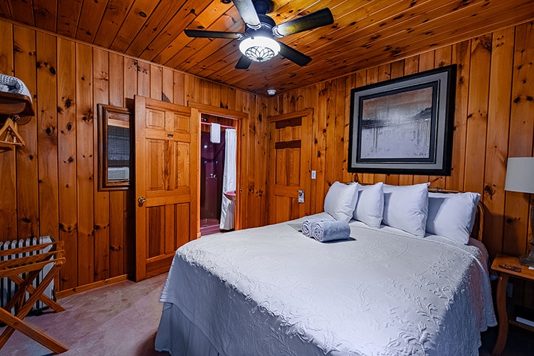 位于一楼，面向小屋后面的森林。 