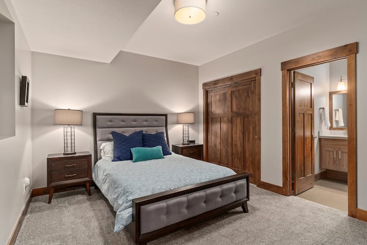 Bedroom number 2 (Queen bed) with attached bathroom. 