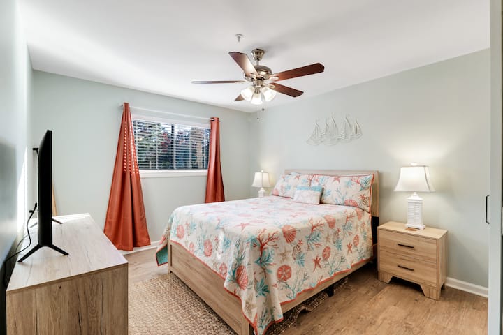 Dormitorio principal, TV inteligente, cable, cama de matrimonio, baño completo privado.