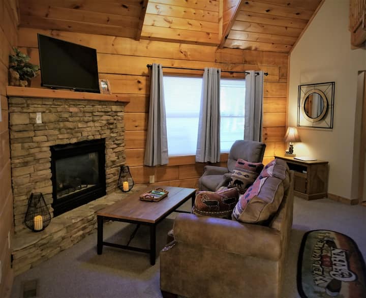 2 Bdrm Cabin Hot Tub Shuffle Bd Fireplac Wifi Roku - Gatlinburg, TN