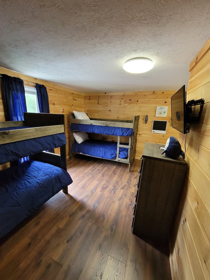 חדר קומתיים - שתי מיטות קומתיים וטלוויזיה חכמה 32 אינץ'.