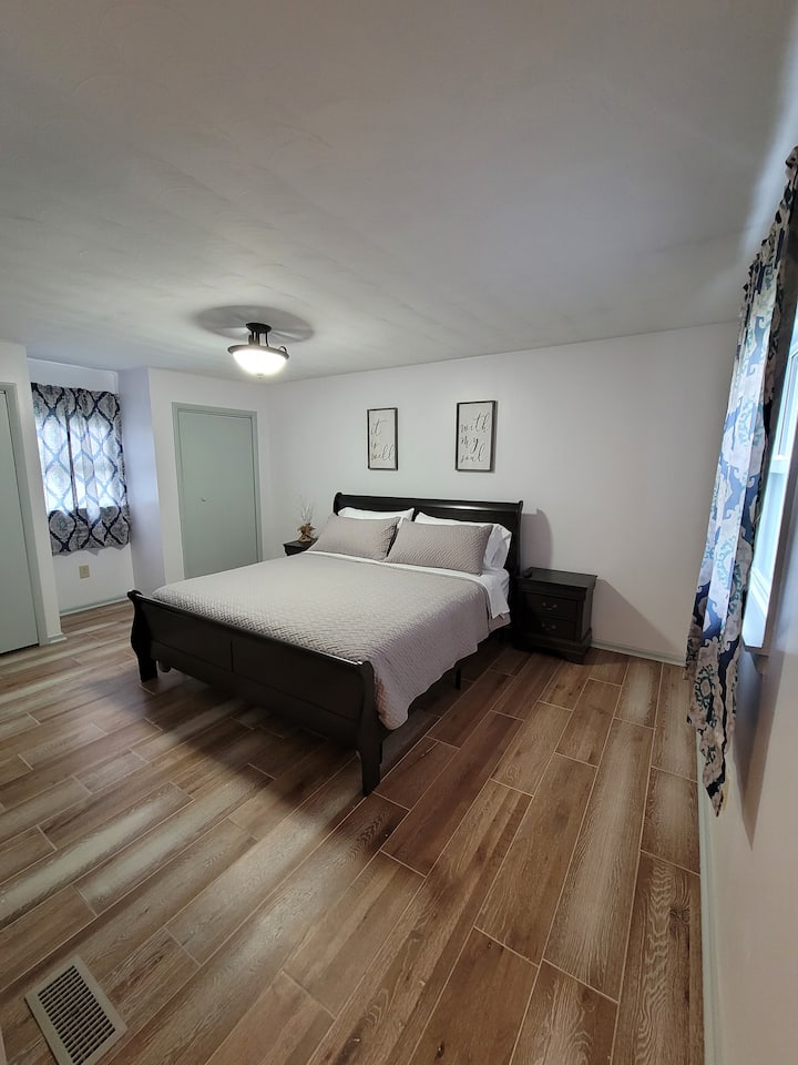 מיטת קינג סייז ראשית עם טלוויזיה חכמה 42 אינץ'
