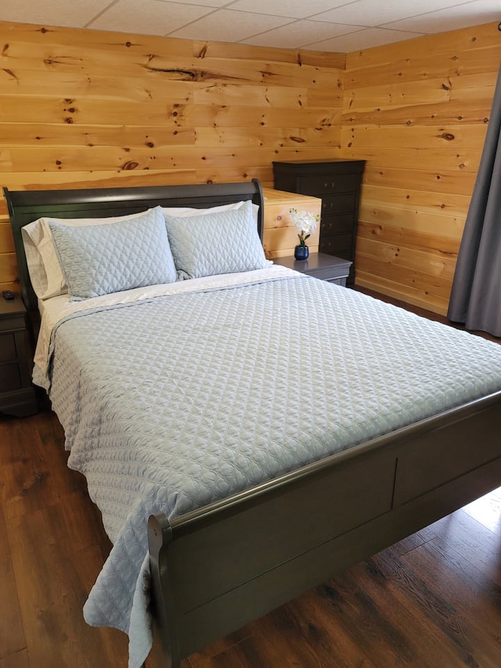 חדר קווין - מיטת קווין סייז וטלוויזיה חכמה 32 אינץ'.