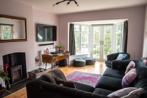 Popular Airbnb listing: Luxury Central Bmth House with Hot Tub. Stunning! in Hurn