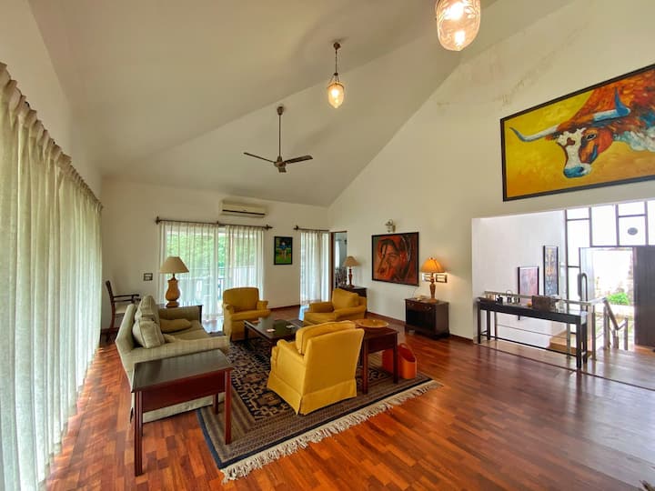 Lounge area with a view of the entrance and stairs to the rooms.