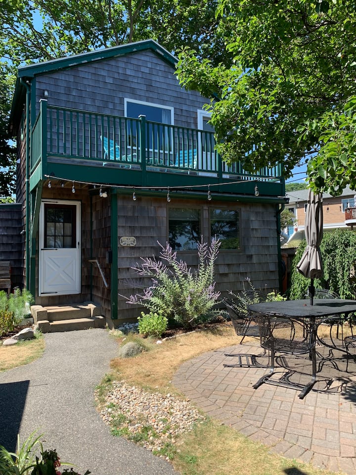 Charming Beach Cottage with Ocean views Guesthouses for Rent in