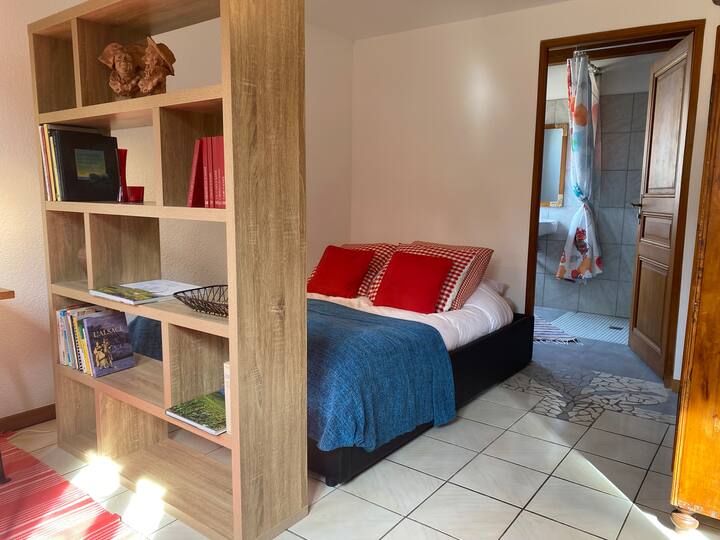 Camera da letto e bagno con doccia italiana