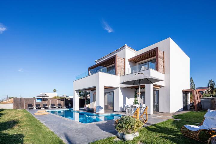 Feyre Boutique Mansion walking distance to beach gallery image 3