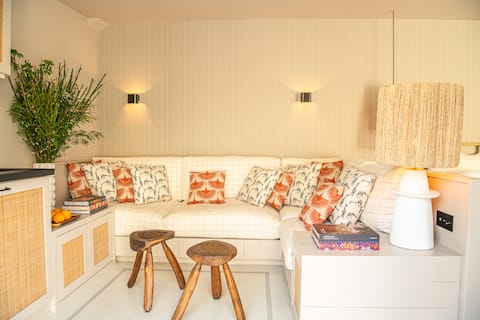 Top performing Airbnb: Cascais Amazing Guest House With Shared PlungePool in União Das Freguesias De Cascais E Estoril