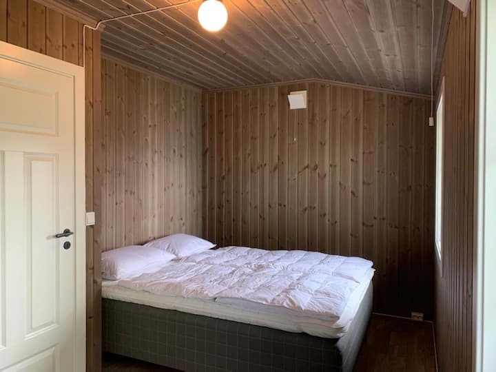 Dormitorio con cama doble.