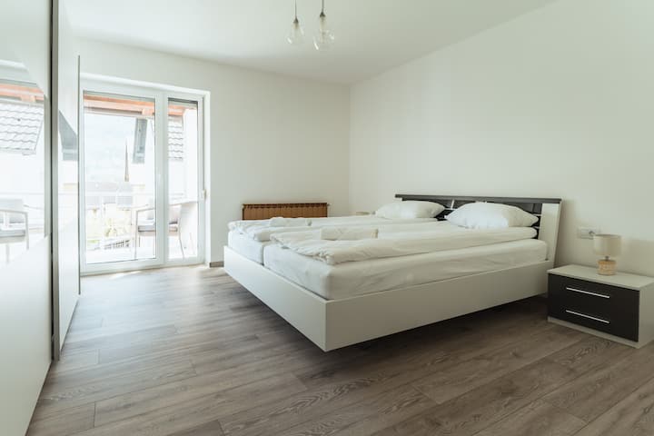 Главна спална соба со кревет (180cmx200cm) и плакар. Пристап до балконот. 