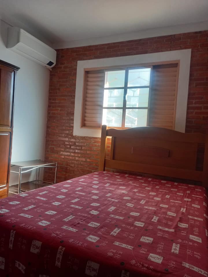 Izba na hornom poschodí s manželskou posteľou a 1 poschodovou posteľou, klimatizáciou 12 000 BTU a stropným ventilátorom.