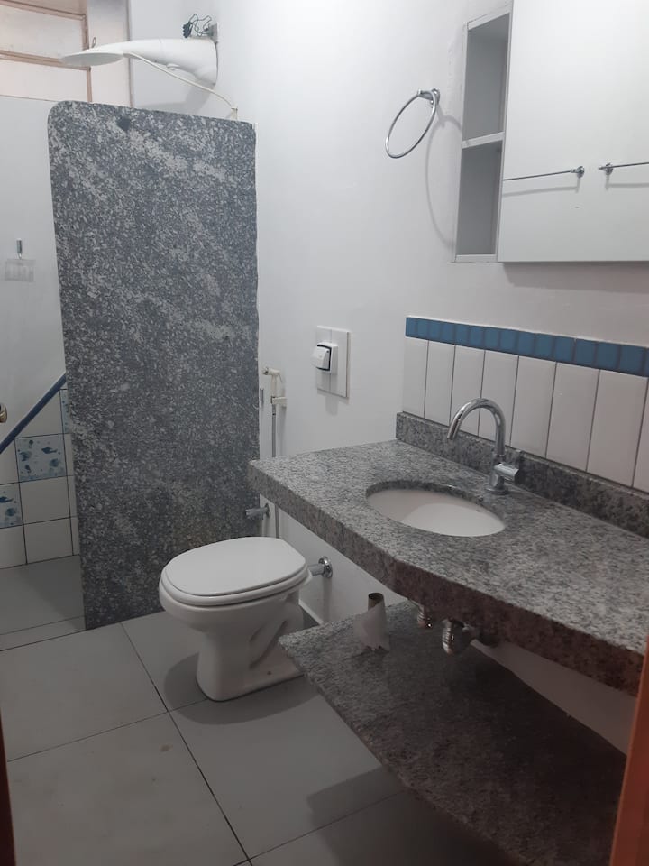 na poschodí kúpeľňa medzi dvoma spálňami