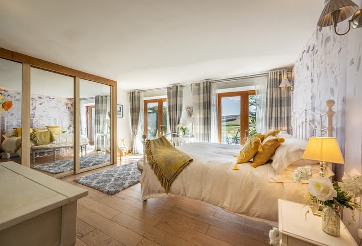 baño principal con TV en el gran salón.