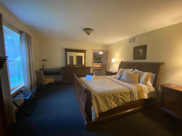 Hlavná spálňa s pracovnou stanicou, kúpeľňou s toaletou a šatníkom