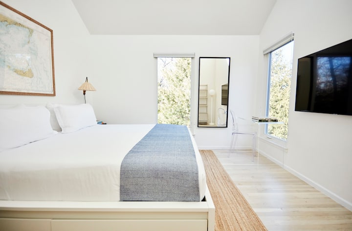 Upstairs guest room w king bed. Great work from home space + 55in smart samsung tv. Black out blinds.