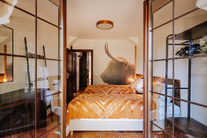 Bedroom № 2 with garden access. With two bed setup options: 1 double bed or 2 single beds. With a clothes hanger, dresser, and towel rack. Bedroom № 2 with garden access. With two bed options: 1 double bed or 2 single beds.