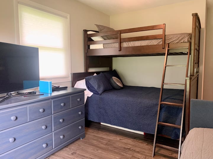 Dječja soba s bračnim krevetom na kat i krevetom za jednu osobu.  Igračke, filmovi i Wii.