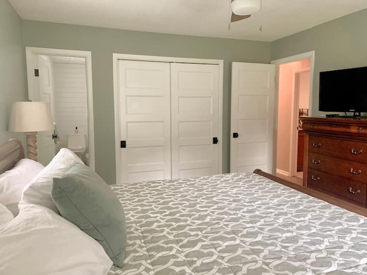 Master: kupaonica s bračnim krevetom (širine 180 - 200 cm) 